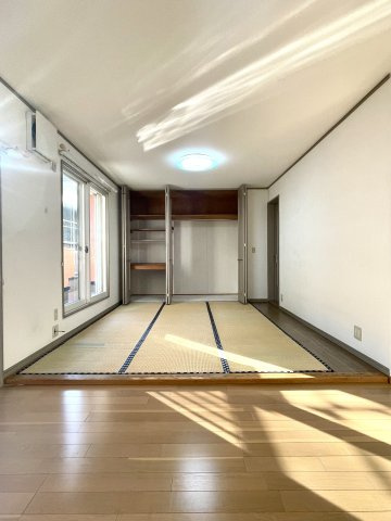 臼井台中古戸建の居間・リビング|LDKです