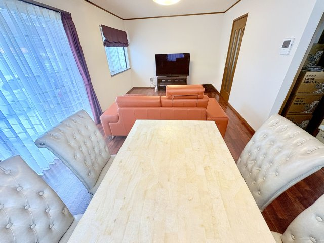 売中古戸建　中央区安新町の居間・リビング|南面の窓が広く開放感があります。遮光面も多く明るい室内です。