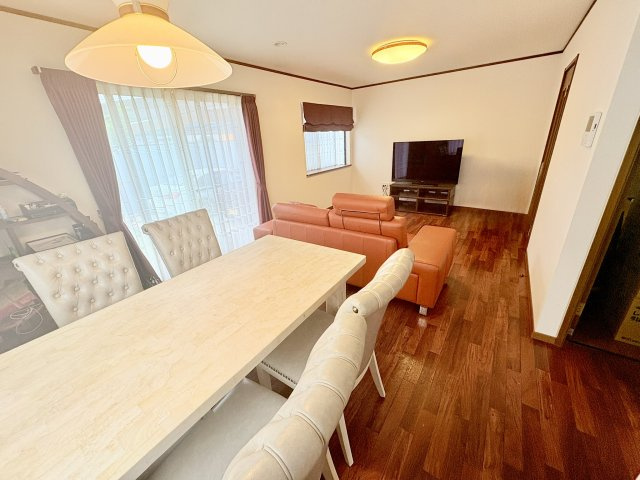 売中古戸建　中央区安新町の居間・リビング|大きめの家具もすっきり収まるリビング。＊引き渡し時に家具は撤去致します。