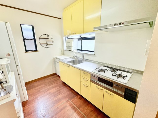 売中古戸建　中央区安新町のキッチン|背面の収納スペースも含めて広々と使えるキッチンスペースです。