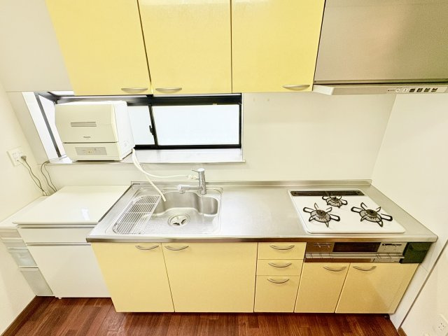 売中古戸建　中央区安新町のキッチン|やわらかいイエローのカラーが素敵です。