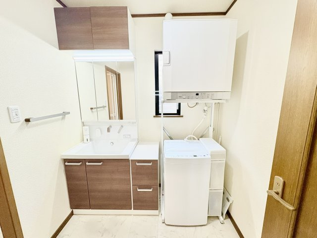 売中古戸建　中央区安新町の独立洗面台|2017年に洗面台を交換。こちらも築年数を感じさせない清潔感のある洗面です。