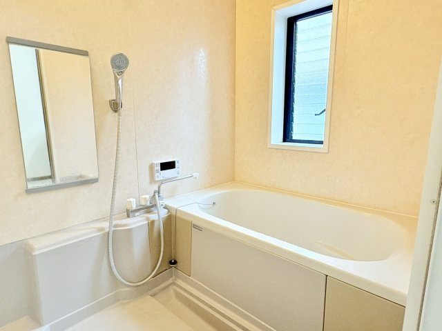 売中古戸建　中央区安新町の浴室|窓もついているので換気も気持ちよくできます。
