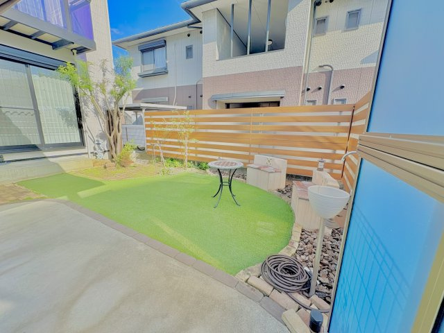 売中古戸建　中央区安新町の庭|カーポートの奥にはきれいに整えられた庭のスペース有り。
