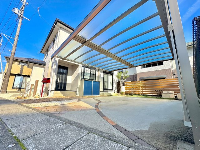 売中古戸建　中央区安新町の外観|日当たりの良い敷地に特注のカーポート。玄関まで濡れずに到達できます。2025年９月に完成。