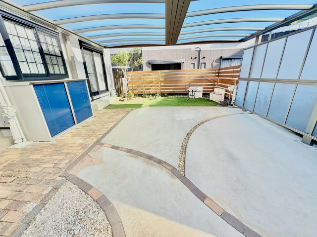 売中古戸建　中央区安新町の駐車場|オーダーのカーポートは間口も広く、奥行きも長く設計されています。並列で余裕の持った２台分。