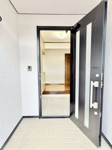 売中古戸建　中央区安新町のエントランス|外壁塗装したばかりなので明るく清潔感のあるエントランスです。
