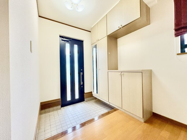 売中古戸建　中央区安新町の玄関|収納力のあるシューズボックス。家族が多くても十分な収納力です。