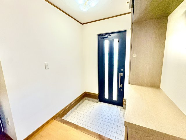 売中古戸建　中央区安新町の玄関|内装の壁紙は2017年に交換済み築年数を感じさせない室内です。