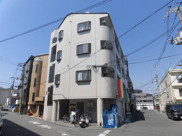 【外観】 | 白基調の窓がお洒落な建物です。