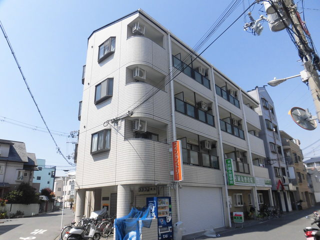 【外観】 | 白基調の窓がお洒落な建物です。