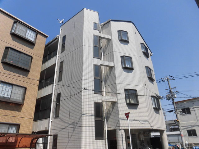 【外観】 | 白基調の窓がお洒落な建物です。