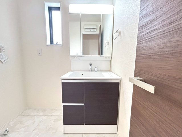 リーブルガーデン　一宮市萩原町林野（苅安賀駅西）　全1区画分譲の独立洗面台|洗面化粧台 幅 750mm、軽く割れにくい洗面ボールと場所をとらないコンパクト設計の本体キャビネットです。
ミラー扉の内側は全て収納スペースです。リフトアップシャワーを採用し両手が自由に使えます