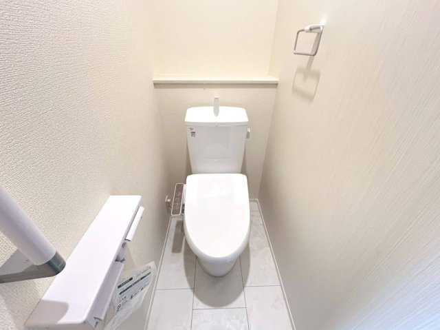 リーブルガーデン　一宮市萩原町林野（苅安賀駅西）　全1区画分譲のトイレ|超表面平滑加工とイオンパワーの「セフィオンテクト」加工で、汚れが付きにくく落ちやすい仕様で清潔です。
便器にフチがないので汚れが隠れて見えない部分がありません。お手入れがとってもラクラクです。