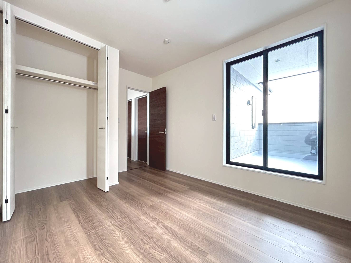 リーブルガーデン　一宮市萩原町林野（苅安賀駅西）　全1区画分譲の洋室|全居室にたっぷり収納できる大型クローゼット、居室部分の窓ガラスには間に空気層を設けたペアガラスを採用。
高い断熱性と共にガラス面の結露対策にも効果を発揮します。