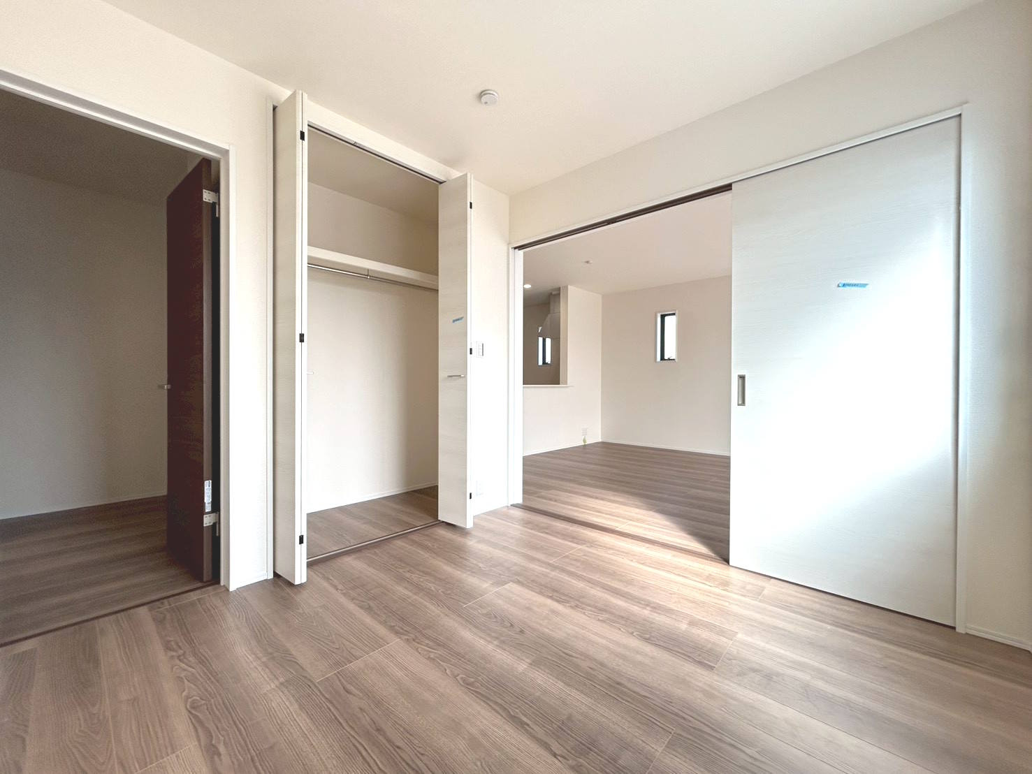 リーブルガーデン　一宮市萩原町林野（苅安賀駅西）　全1区画分譲の洋室|全居室にたっぷり収納できる大型クローゼット、居室部分の窓ガラスには間に空気層を設けたペアガラスを採用。
高い断熱性と共にガラス面の結露対策にも効果を発揮します。