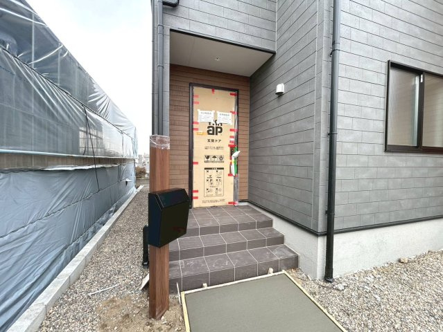 リーブルガーデン　一宮市萩原町林野（苅安賀駅西）　全1区画分譲の玄関|【ピッキング防止機能付き玄関ドア錠】玄関ドアの鍵は上下に２つあり、内側の下段は脱着サムターンキー。
鍵を不正に開錠されても、もう１つの鍵でピッキングを防ぎます。防犯性の高い仕様になっています。