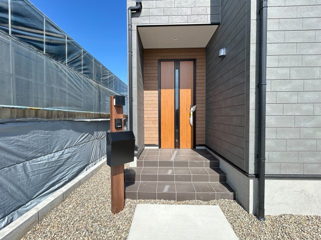 リーブルガーデン　一宮市萩原町林野（苅安賀駅西）　全1区画分譲の玄関|【ピッキング防止機能付き玄関ドア錠】玄関ドアの鍵は上下に２つあり、内側の下段は脱着サムターンキー。
鍵を不正に開錠されても、もう１つの鍵でピッキングを防ぎます。防犯性の高い仕様になっています。