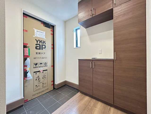 リーブルガーデン　一宮市萩原町林野（苅安賀駅西）　全1区画分譲の玄関|大容量のシューズ収納付きで玄関周りもすっきり！玄関ドアからの光が玄関ホールを明るくしてくれます。