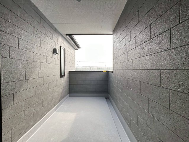 リーブルガーデン　一宮市萩原町林野（苅安賀駅西）　全1区画分譲のバルコニー|バルコニーは南向きで洗濯物もよく乾きます！強度と表面積硬度を持つFPRで防水しています。