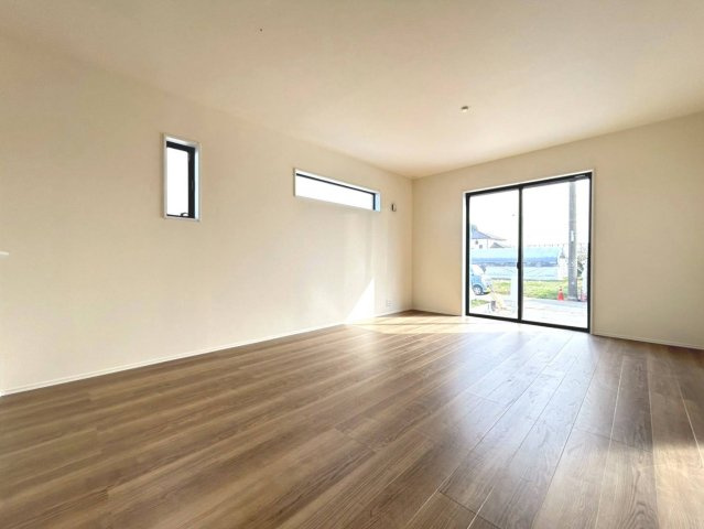 リーブルガーデン　一宮市萩原町林野（苅安賀駅西）　全1区画分譲の居間・リビング|明るい日差しをふんだんに取り込んだリビングダイニングは家族の笑顔につつまれた素敵な空間になります。
一建設の家は精度が高く丈夫な工法を採用し、「住宅トップランナー基準」に対応しています。