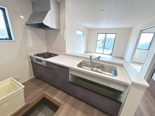 リーブルガーデン　一宮市萩原町林野（苅安賀駅西）　全1区画分譲のキッチン|機能的で手入れがしやすいシステムキッチンでお掃除も楽々。蛇口は浄水器内蔵型で節湯CI対応水栓です。　
人造大理石カウンターやキッチンパネルなど明るくきれいにお使いいただけます。