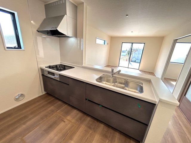リーブルガーデン　一宮市萩原町林野（苅安賀駅西）　全1区画分譲のキッチン|機能的で手入れがしやすいシステムキッチンでお掃除も楽々。蛇口は浄水器内蔵型で節湯CI対応水栓です。　
人造大理石カウンターやキッチンパネルなど明るくきれいにお使いいただけます。