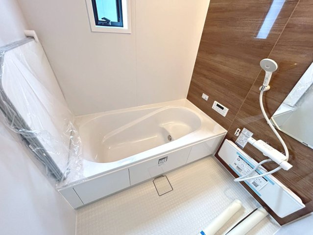 リーブルガーデン　一宮市萩原町林野（苅安賀駅西）　全1区画分譲の浴室|明るく清潔感がある浴室。浴槽は環境にやさしい節水タイプ。浴槽内ステップで半身浴、親子入浴も安心です。
洗い場の床は乾きやすく滑りにくい快適仕様、水はけが良くカビの発生を軽減できます。
