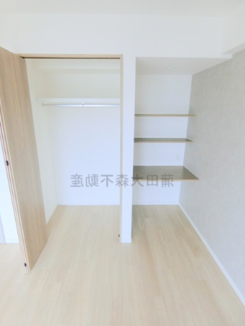 KDXレジデンス東雪谷の収納|洋室6帖収納　棚とクローゼット