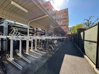 【駐輪場】 | ソフィア泉ヶ丘パークヴェール | 玄関にシューズボックスありますよ！玄関周りもスッキリ片付きますね！