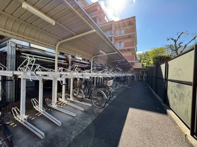 【駐輪場】 | ソフィア泉ヶ丘パークヴェール | 玄関にシューズボックスありますよ！玄関周りもスッキリ片付きますね！