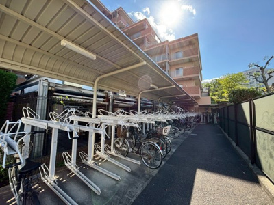 【駐輪場】 | ソフィア泉ヶ丘パークヴェール | 駐輪場に屋根があるので、雨の日に自転車が濡れにくく嬉しいですね♪