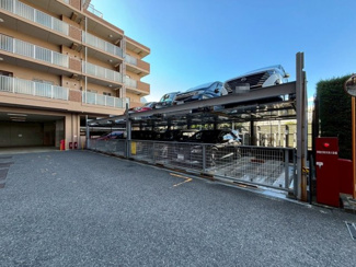 【駐車場】 | ソフィア泉ヶ丘パークヴェール | 【駐車場】
敷地内駐車場空有ますよ（月額3000円～15000円）！
愛車の置き場所に困りませんね！