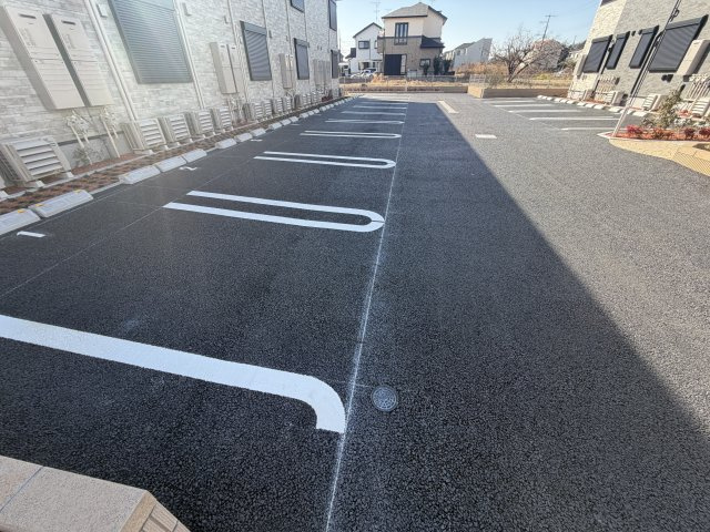 グラースソレイユの駐車場