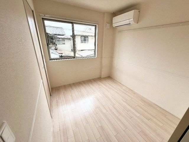 コスモスの洋室