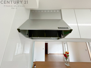 パワフルな吸引力で調理中の臭気等をしっかり処理してくれ、室内を快適に保ってくれます。