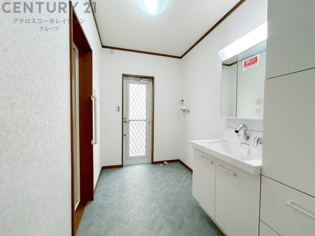 衣服の収納や脱ぎ着や整理整頓がしやすく、湿った衣類を乾燥させるスペースがありカビや臭いの発生を防ぎます。床の汚れを他の部屋に持ち込まず清潔を保つことができます。また快適な入浴環境の整備にも役立ちます。