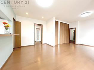 リビングダイニングは家族や友人とのコミュニケーションを楽しむ場所でくつろぎながら食事や会話を楽しめ、多目的に利用できリラックスできる空間です。家庭内の中心として機能し、快適な生活をサポートします。