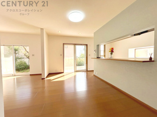 キッチン前のダイニングスペース　カウンターキッチンから料理の受け渡し等に便利です。ダイニングセットを置いても十分な広さを確保。