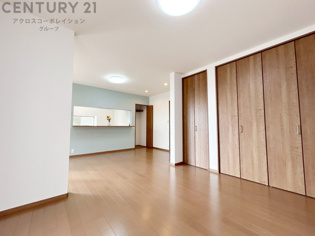 リビングダイニングは家族や友人とのコミュニケーションを楽しむ場所でくつろぎながら食事や会話を楽しめ、多目的に利用できリラックスできる空間です。家庭内の中心として機能し、快適な生活をサポートします。