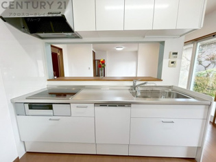 シンプルなデザインと使いやすさを兼ね備えた対面式システムキッチンは、効率的な作業スペースを提供し、家族やゲストとのコミュニケーションを促進します。