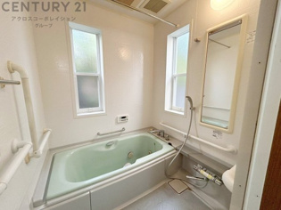 ユニットバスは省スペースでありながら、シンプルな設計と使いやすさを備え、簡便なメンテナンスが可能です。窓付きで換気にも便利です。またミラー・小物置き場もあり便利です。