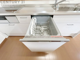 手洗いに比べて時間や労力を節約できることです。また、高温のお湯で洗浄されるため、雑菌や細菌を殺菌する効果もあります。さらに、乾燥機能があるため、手で拭く手間も省け衛生的に保管できます。