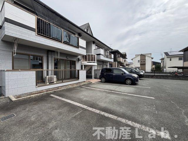 シャルマン野口 B棟の駐車場