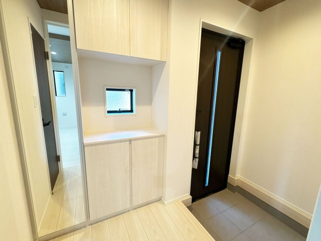 【玄関】 | 富士見市水子　新築一戸建住宅　全6棟　(ふじみ野店) | シューズボックス完備につき、玄関周りもすっきりと片付きます！
