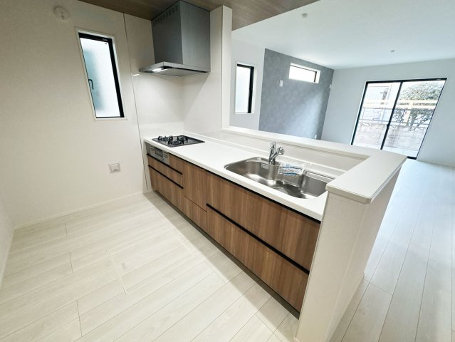 【キッチン】 | 富士見市水子　新築一戸建住宅　全6棟　(ふじみ野店) | リビングの様子が見渡せる人気の対面式キッチンです。