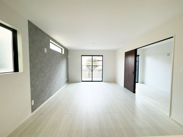 【居間・リビング】 | 富士見市水子　新築一戸建住宅　全6棟　(ふじみ野店) | 明るい陽が差し、家具が配置しやすい間取りです。