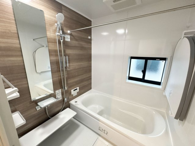 【浴室】 | 富士見市水子　新築一戸建住宅　全6棟　(ふじみ野店) | 1坪タイプのゆったりとおくつろぎできる浴室。浴室暖房乾燥機付きで雨の日のお洗濯も安心です！