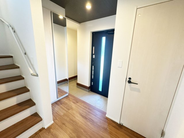 【玄関】 | 富士見市水子　新築一戸建住宅　全6棟　(ふじみ野店) | シューズインクローク完備につき、玄関周りもすっきりと片付きます！