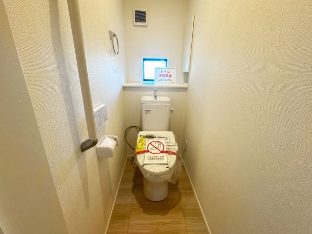 【トイレ】 | 富士見市水子　新築一戸建住宅　全6棟　(ふじみ野店) | 白を基調とした清潔感のあるウォシュレットトイレです。